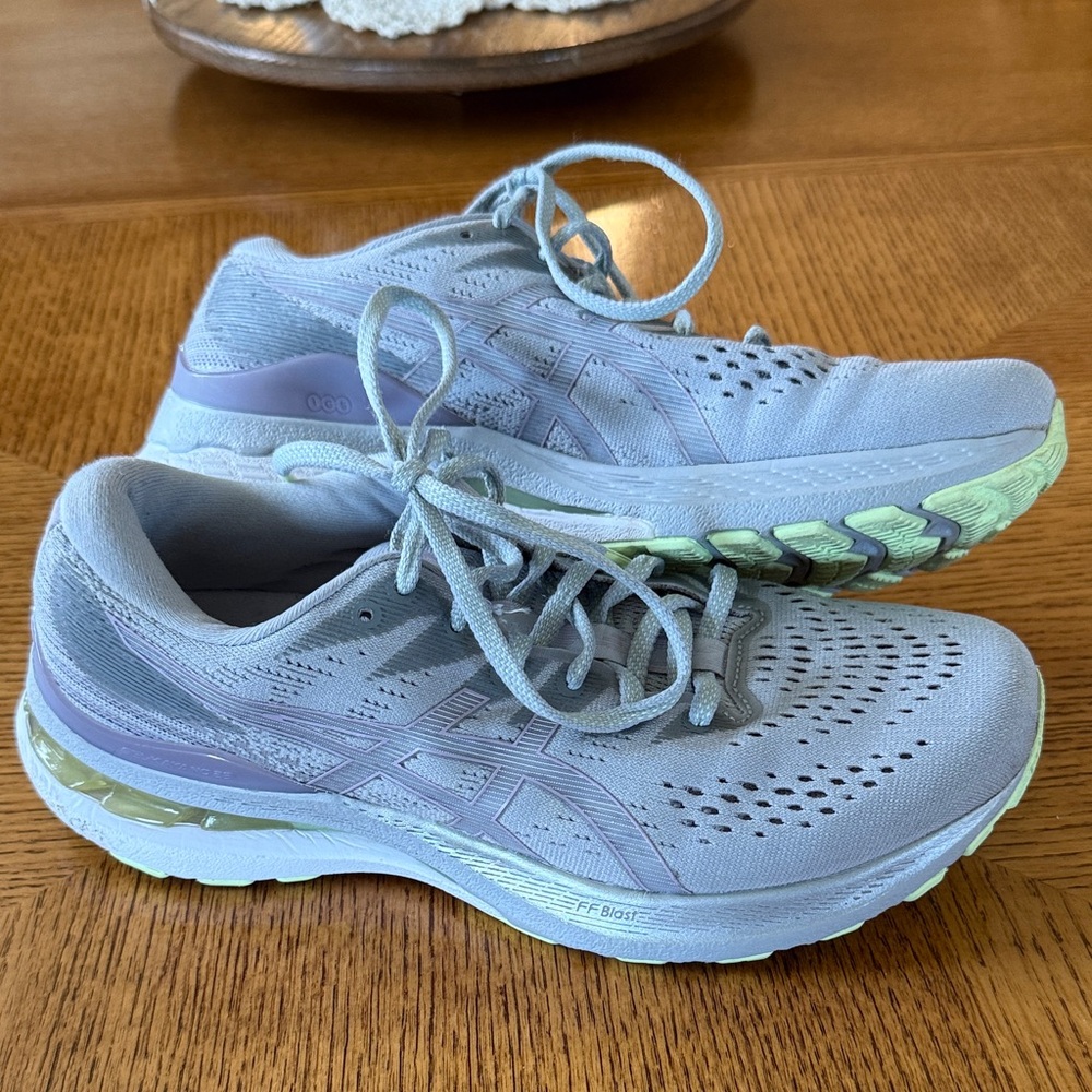 Women’s ASICS KAYANO 28 size 9 Wide Width Running Shoes